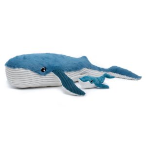 Ballena gigante de peluche fabricada en suave canalé de terciopelo de dimensiones 75x16x25cm junto con su pequeña cría Incluye un bolsillo en el lateral (con cierre de velcro) para poder guardar a su suave bebé Materiales algodón y poliéster Relleno hecho